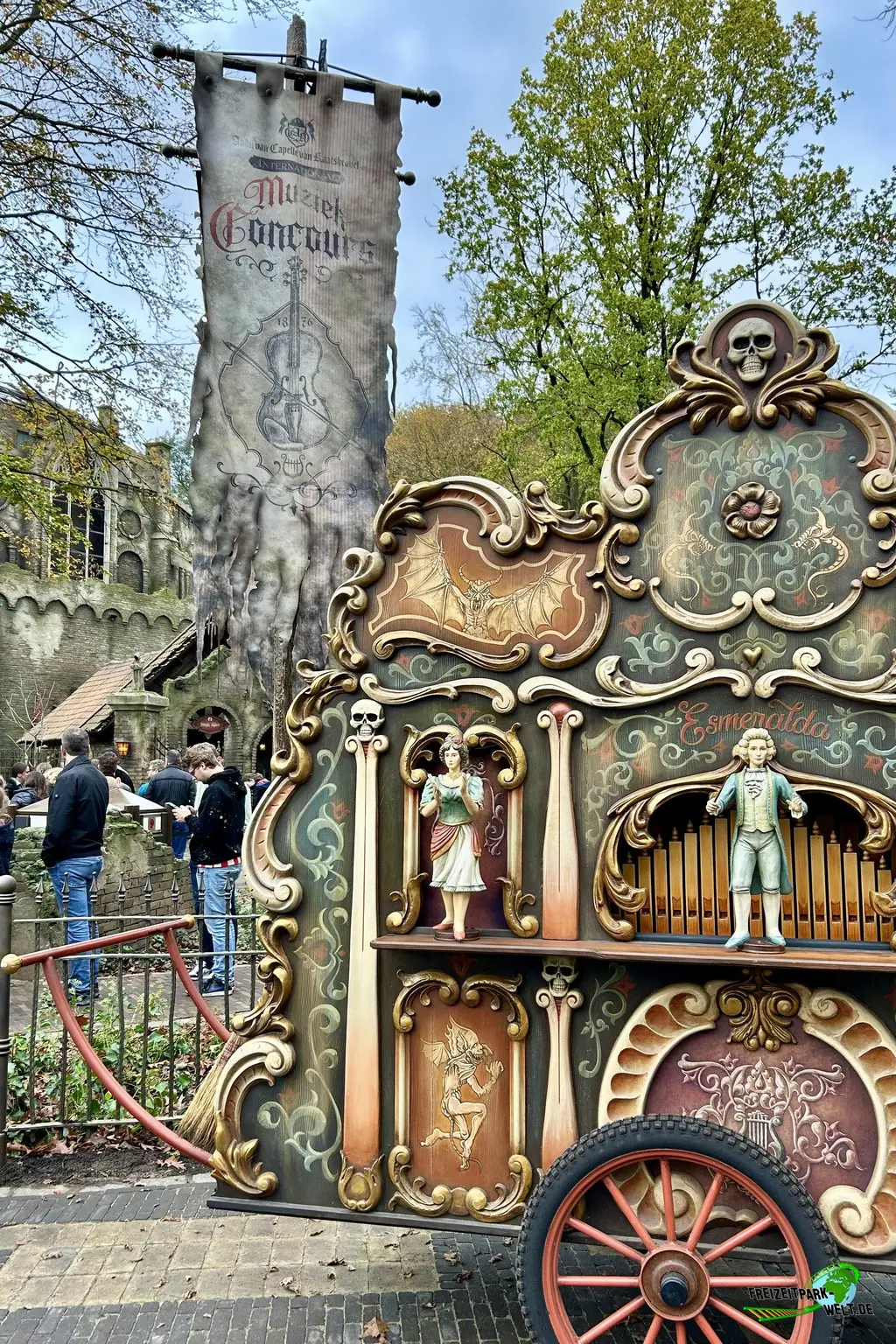 Danse Macabre im Efteling - 2024: Die Orgel Esmeralda mit der die Familie auf der Suche nach Joseph Charlatan ist