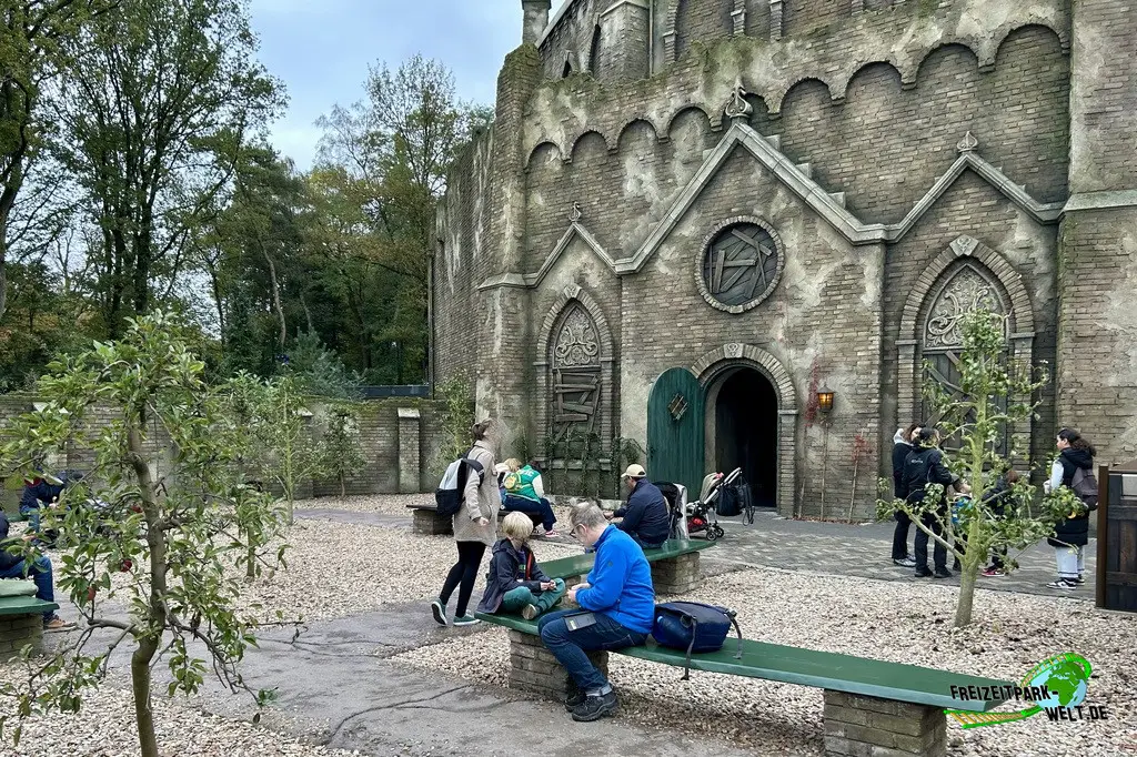 Danse Macabre im Efteling - 2024: Ausgang mit kleinem Picknickwald