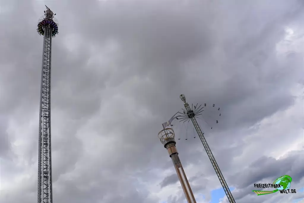 Graviator im Eifelpark - 2020: Zusammen mit dem Krähennest und in der Saison 2020 dem Jules Verne Tower bildet der Graviator eine richtige Tower-Skyline auf dem Piratenplatz.
