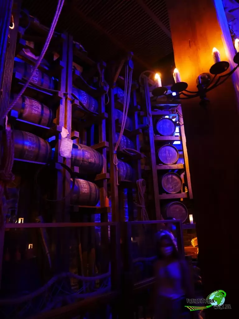 Piraten in Batavia im Europa-Park - 2020: Stimmungsvolle Beleuchtung in der Queue. Hier zu sehen: Die Brauerei.