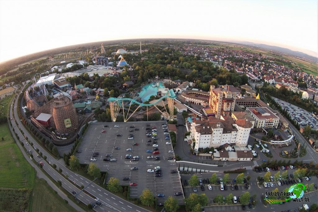 Europa-Park - 2016: Der Europa-Park aus der Vogelperspektive: Im Vordergrund ist der Europa-Park Hotelkomplex zu sehen. Im Hintergrund der Park mit Wodan, Atlantica und am hinteren Ende Silver Star