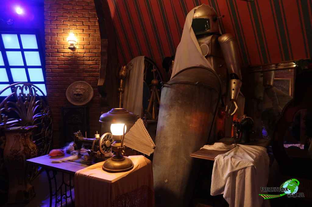 Eurosat - CanCan Coaster im Europa-Park - 2018: Erinnerungsstücke an die alte Eurosat verzieren den Wartebereich