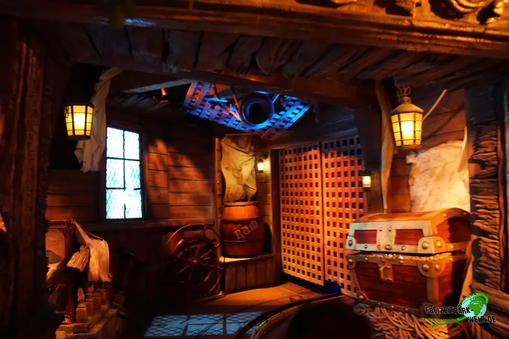 Snorri Touren im Europa-Park - 2019: Hinter dieser Tür fährt man über eine Weiche in die beiden Media Domes ein