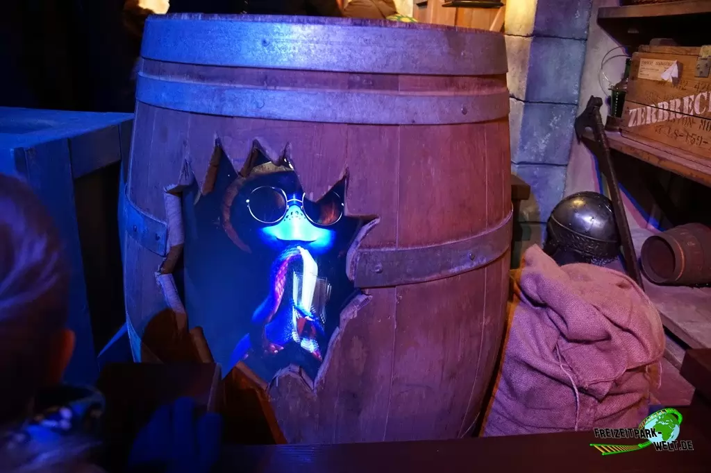 Snorri Touren im Europa-Park - 2019: Auch in der Queue gibt es bereits lustige Begegnungen mit Snorri