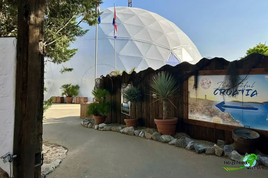 Beautiful Croatia im Traumzeit-Dome im Europa-Park - 2023: Ein neuer Durchgang führt vom Traumzeit-Dome direkt in den griechischen Bereich an den Ausgang von Poseidon