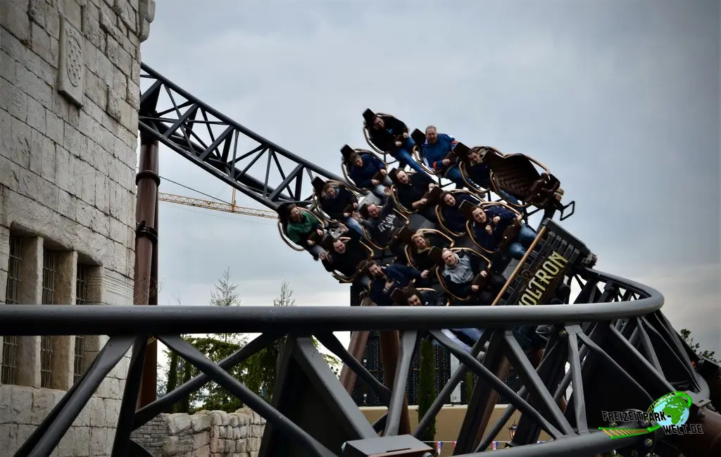 Voltron Nevera  im Europa-Park - 2024: Zum Schluss der Fahrt rast der Zug um eine Aussichtsplattform mit Near-Miss Effekt