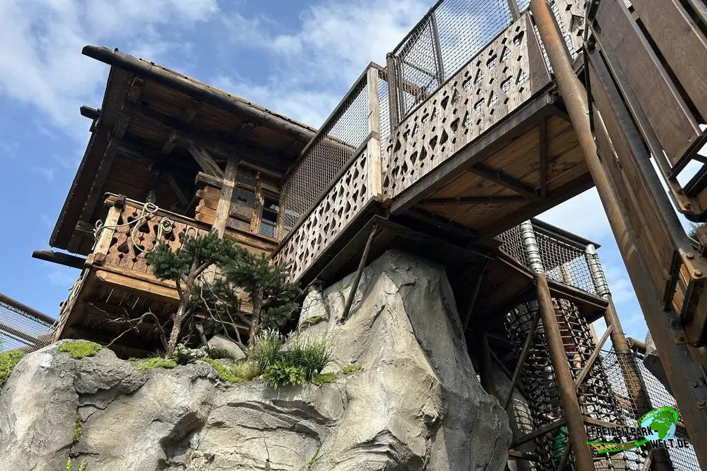 Zauberschlucht der Diamanten im Europa-Park - 2024: Hoch oben wartet auch im Europa-Park eine kleine Alm (allerdings ohne Bewirtung)