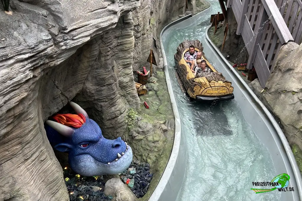 Tiroler Wildwasserbahn im Europa-Park - 2024: An dieser Stelle gibt es die Möglichkeit direkt in die Boote zu spritzen