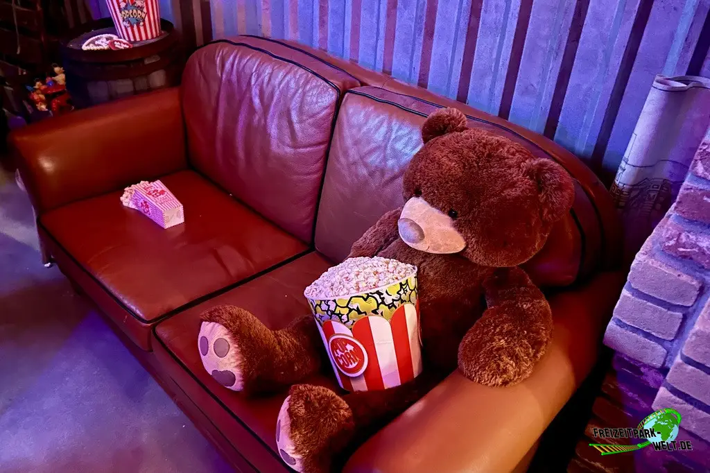 GRAND PRIX EDventure im Europa-Park - 2025: Die Warteschlange ist wieder mal hervorragend gelungen und kommt als Mischugn aus Spielzimmer und Werkstatt daher