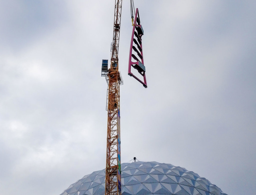 Eurosat - CanCan Coaster im Europa-Park - 2018: Am Haken: die erste feuerrote Schiene von â€žEurosat â€“ CanCan Coaster