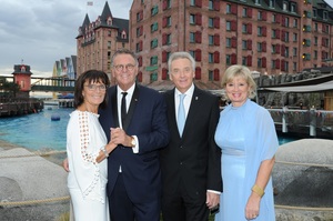 Roland Mack mit seiner Ehefrau Marianne sowie seinem Bruder Jürgen Mack und dessen Ehefrau Mauritia vor dem neuen 4-Sterne Superior Hotel KrÃ¸nasÃ¥r  - Foto 1
