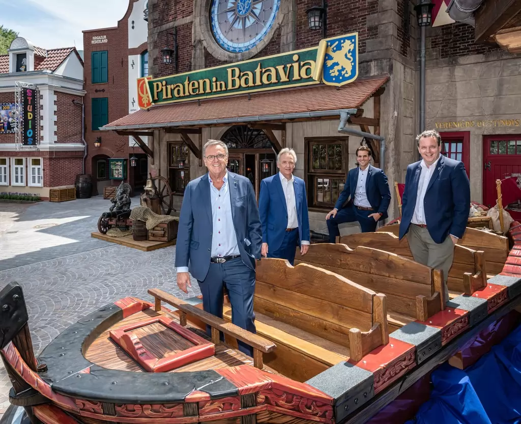 Piraten in Batavia im Europa-Park - 2020: Die geschäftsführenden Gesellschafter des Europa-Park Roland, Jürgen, Thomas und Michael Mack (v.li.) in einem Boot der Attraktion 