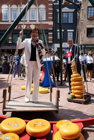 Paola Felix lässt sich bei der Eröffnung im Holländischen Themenbereich für einen guten Zweck gegen Käse aufwiegen. - Foto 4