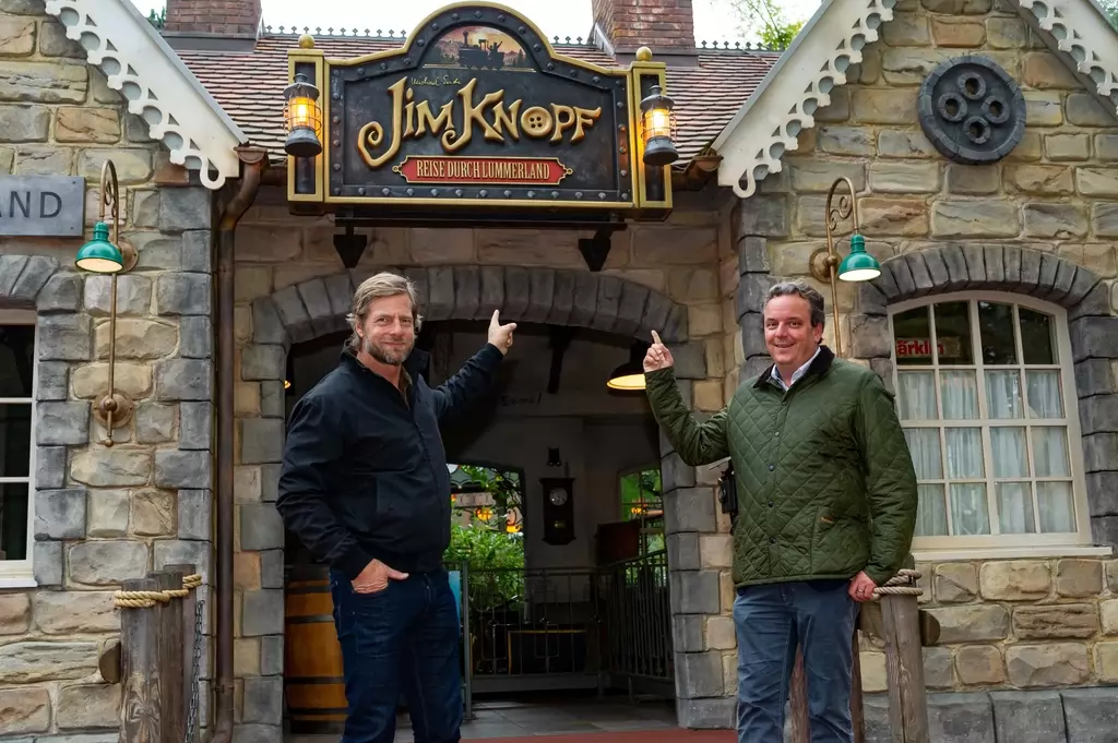 Jim Knopf - Reise durch Lummerland im Europa-Park - 2020: Henning Baum (li.) und Michael Mack, geschäftsführender Gesellschafter des Europa-Park, feiern Wiedersehen: 2018 wurde die Attraktion „Jim Knopf – Reise durch Lummerland“ eröffnet. 