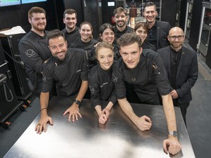 Die Küchencrew mit Eatrenalin Küchenchef Pablo Montoro, der französisch-österreichischen Chef Pâtissière Juliana Clementz und Sous Chef Ties van Oosten  (vorne v. l. n. r.) - Foto 1