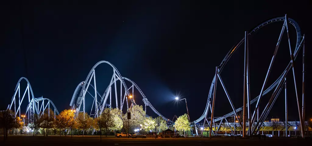 Silver Star im Europa-Park - 2022: Gigantische Kulisse  - Silver Star im Europa-Park bei Nacht