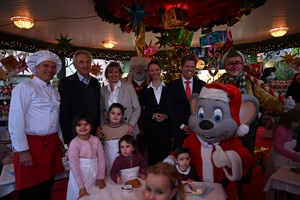 Jürgen und Mauritia Mack zusammen mit Dania und Nils Kambly in der Kambly Winterbäckerei - Foto 2