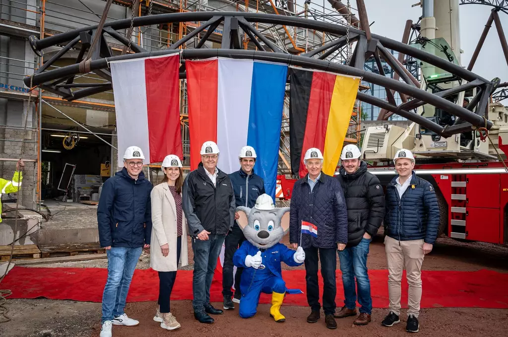 Voltron Nevera  im Europa-Park - 2023: Meilenstein Schienenschluss: Am 16. Mai feiert die Inhaberfamilie Mack mit geladenen Gästen und dem Bürgermeister der Gemeinde Rust Kai-Achim Klare (l.) den Einbau des letzten Schienenelements mit der Nr. 80.