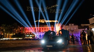  	 In einer Drohnenshow mit ca. 300 Drohnen wurde die Kooperation zwischen dem Europa-Park und Rimac bekannt gegeben - Foto 3