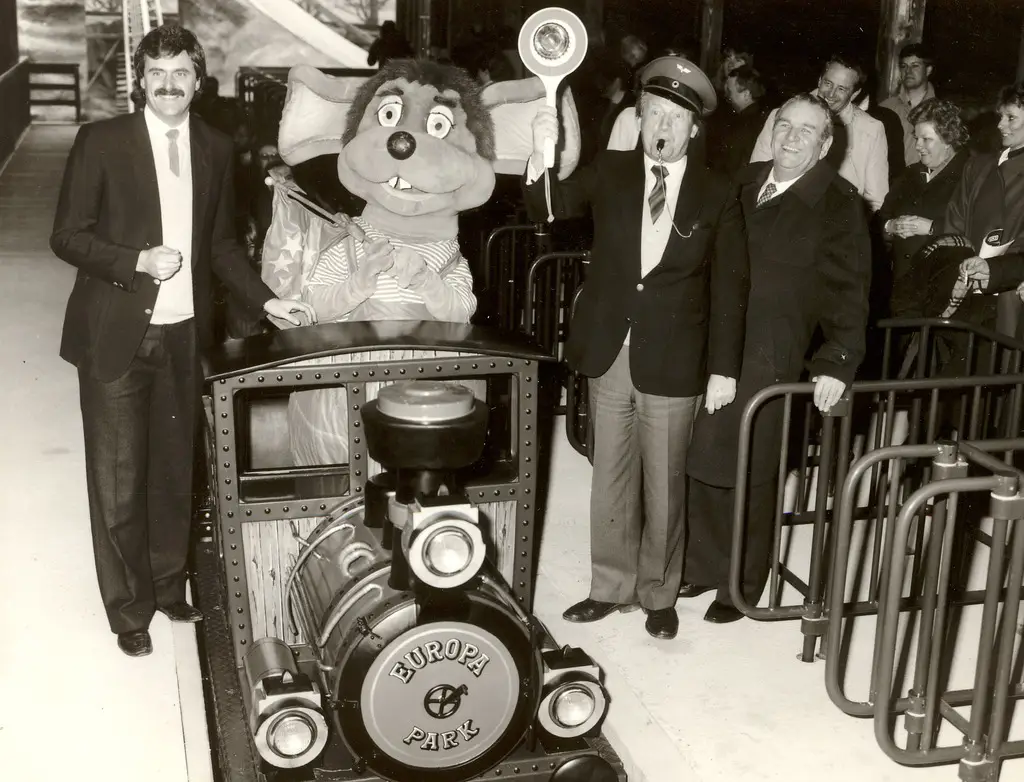 Alpenexpress im Europa-Park - 2024: Roland (l.) und Franz Mack (r.) bei der Eröffnung des „Alpenexpress Enzian