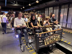  	 Bundestagsabgeordneter Yannick Bury und Bundesministerin Dorothee Bär ließen sich auch eine Fahrt im Multi Launch Coaster Voltron Nevera powered by Rimac nicht nehmen - Foto 1