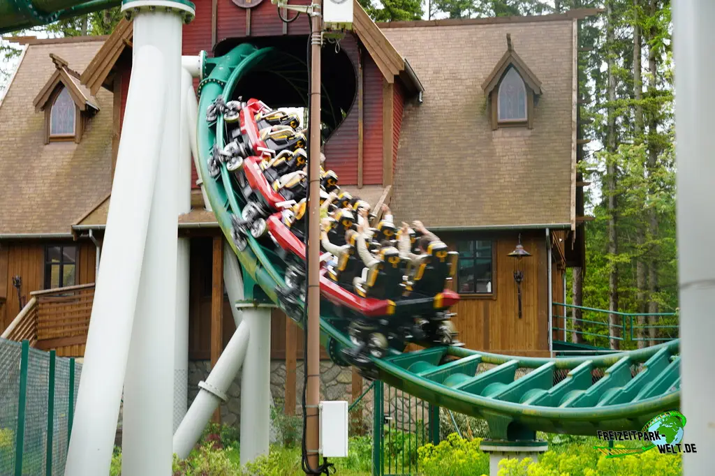 Fønix im Fårup Sommerland - 2026: Corkscrew mitten durch die Station