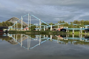 Am Abend spiegeln sich die Schienen von Orkanen im ruhigen See - Foto 11