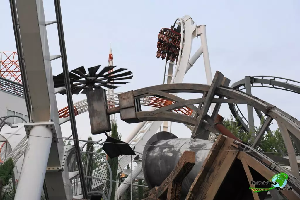 Oblivion The Black Hole im Gardaland - 2021: Alle Objekte rund um den First Drop werden in das Loch gezogen.