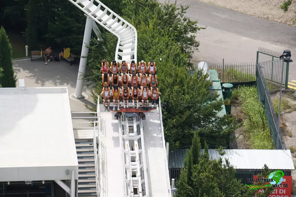 Oblivion The Black Hole im Gardaland - 2021: Einfahrt in die Abschlussbremse.
