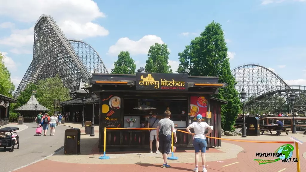 Colossos - Kampf der Giganten im Heide Park Resort - 2021: Der neue Curry Kitchen Imbiss vor Colossos