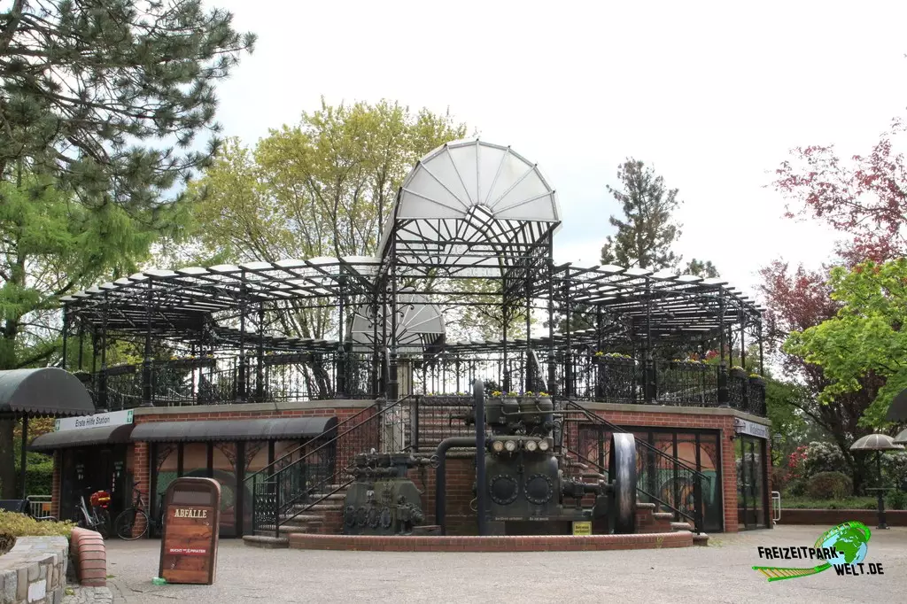 Panorama Turm im Heide Park Resort - 2022: Nach Schließung des Aussichtsturms verbleibt der Anstehbereich auf dem oberen Platz.