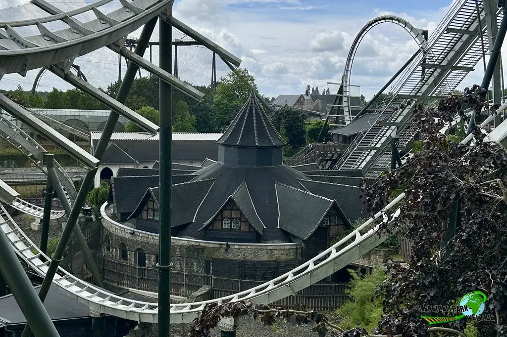 Dämonen Gruft im Heide Park Resort - 2025: In diesem alten Gebäude der Wildwasserbahn II befindet sich die Dämonengruft