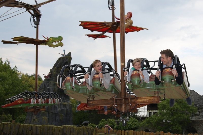 Hicks Himmelstürmer im Heide Park Resort - 2016: Schauspielerin Nina Bott und Familie in Hicks Himmelsstürmer