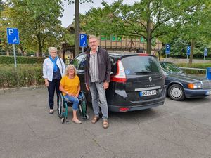 Zu klein: Die Behinderten-Parkplätze auf Parkplatz 1 am Heide Park - Foto 3