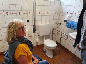 Gut zu wissen: Die Behinderten-WCs im Heide Park sind gut ausgestattet. Annette Krämer schaute besonders in diesen Bereich - Foto 1