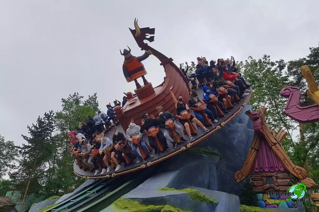 Die große Welle im Plopsaland Deutschland - 2021: Der Disco Coaster macht mächtig Laune und ist bestens in das Wickieland integriert.