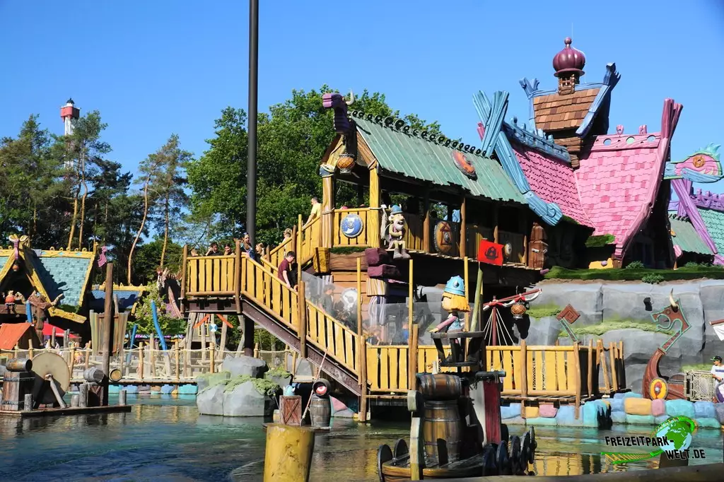 Wickie Splash Battle im Plopsaland Deutschland - 2022: Über eine Brücke erreicht man den Einstieg in die Boote