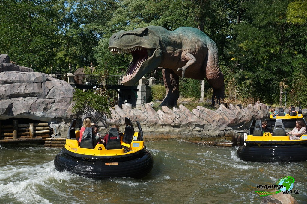 Dino Splash im Holiday Park - 2022: Das Rafting wurde als Dino Splash aufwendig umthematisiert.