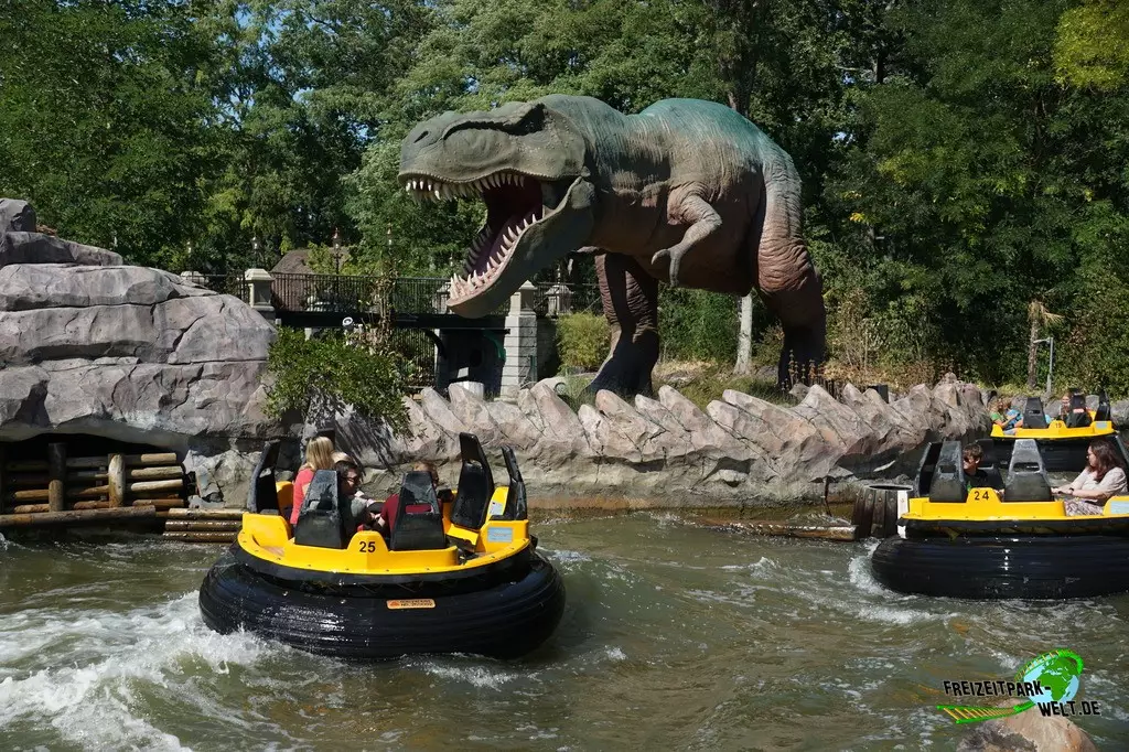Dino Splash im Plopsaland Deutschland - 2022: Das Rafting wurde als Dino Splash aufwendig umthematisiert.