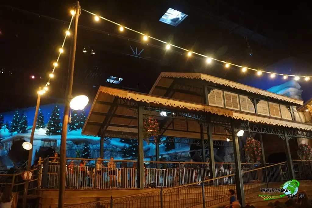 Tabalugas Achterbahn im Plopsaland Deutschland - 2022: Die Station von Tabalugas Achterbahn