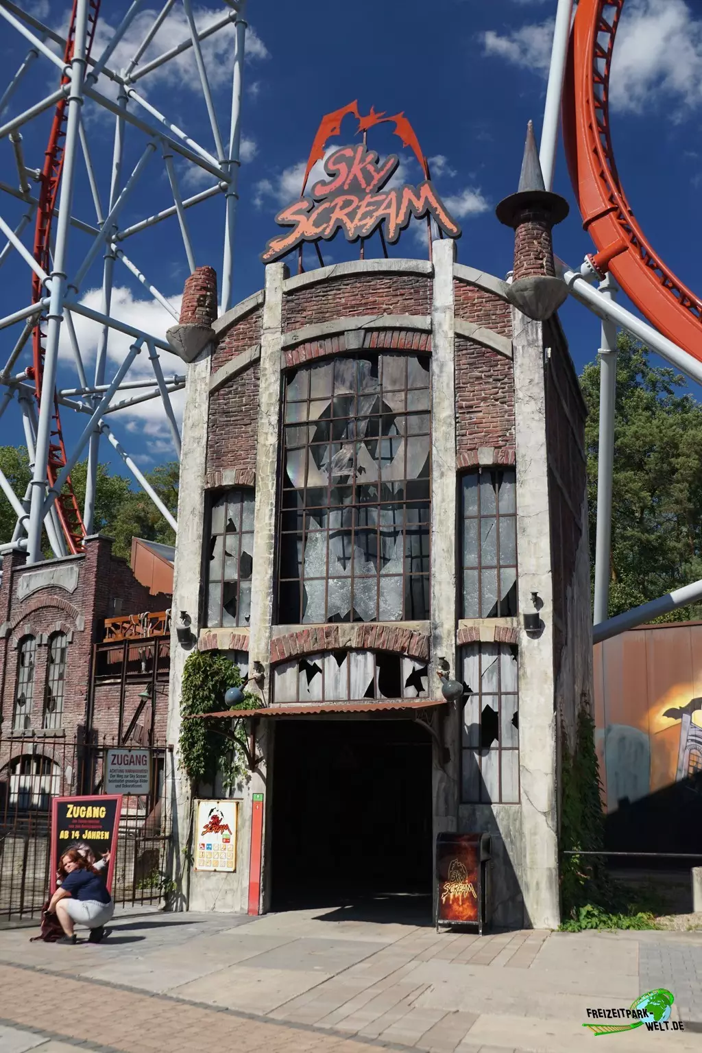 Sky Scream im Plopsaland Deutschland - 2022: Der prächtige Eingang der Achterbahn