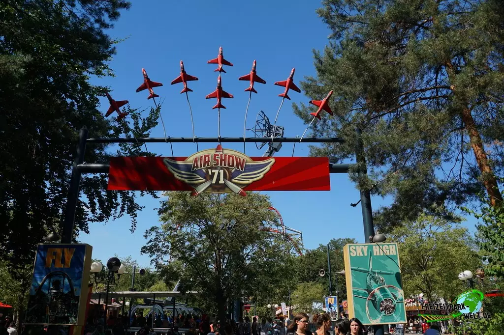 Sky Fly im Plopsaland Deutschland - 2022: Eingangsportal zum Bereich rund um den Sky Fly