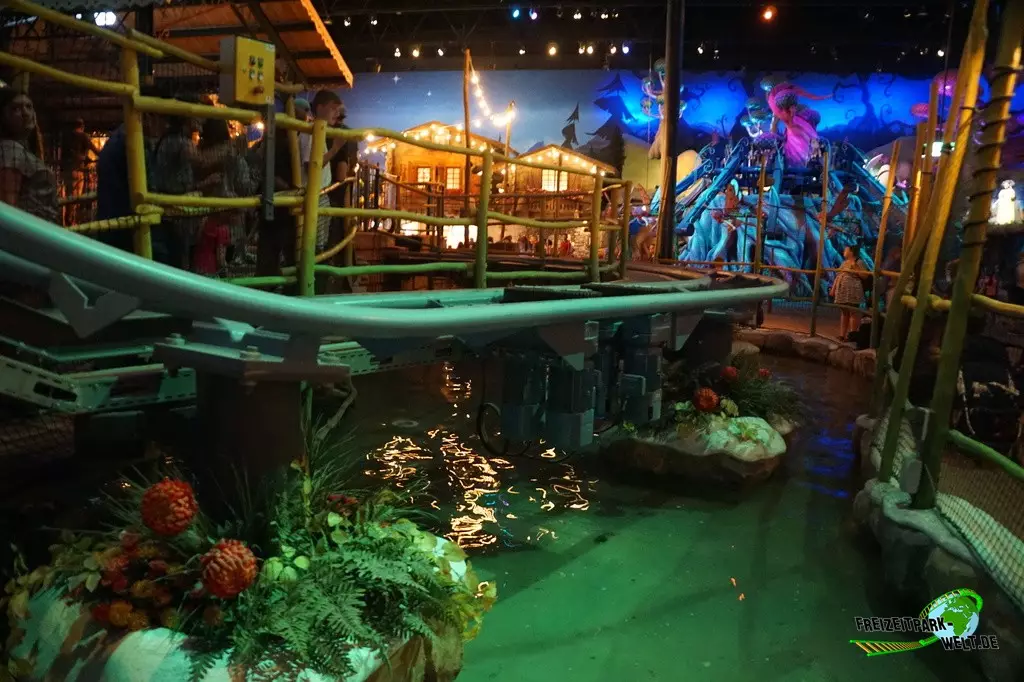 Tabalugas Achterbahn im Plopsaland Deutschland - 2022: Aus der Station heraus geht es ziemlich direkt in den Reibrad-Lift