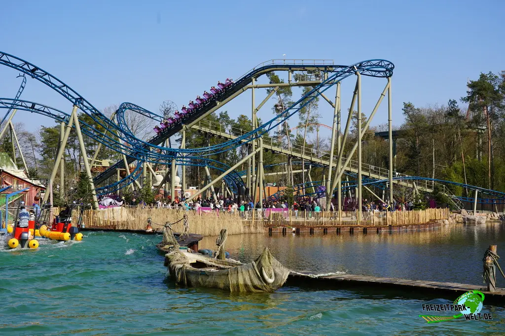 100% Wolf im Plopsaland Deutschland - 2026: 100% Wolf liegt direkt am See, ohne diesen jedoch zu überqueren