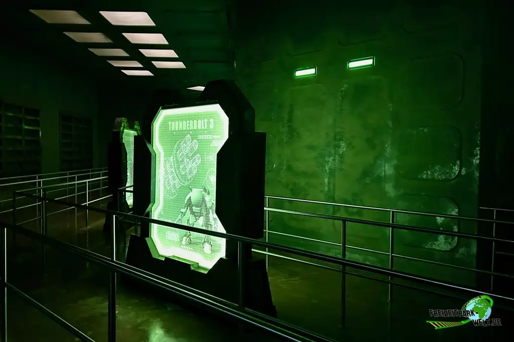 Hulk Epsilon Base 3D im IMG Worlds of Adventure - 2023: Die Queue führt vorbei an einigen Hulk-Props