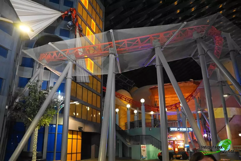 Spider-Man Doc Ock's Revenge im IMG Worlds of Adventure - 2023: Ais dem Park ist die Achterbahn nur an einer Stelle zu sehen.