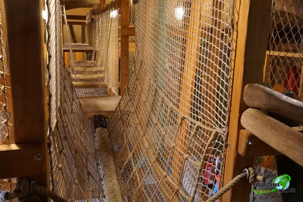 Fernweh-Area im Irrland - 2019: Die Indoor-Anlage in der Fernweh-Area ist recht groß und bietet viele Klettermöglichkeiten aus Holz
