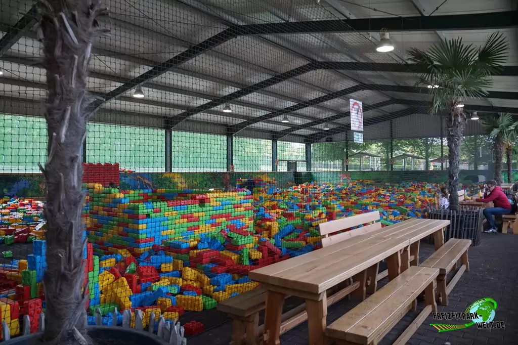 Bauernhof-Spielscheune im Irrland - 2020: In der riesigen Scheune kann mit über 40.000 Steinen gespielt werden.