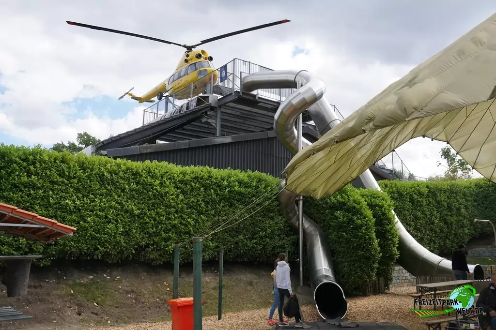 Helikopter im Irrland - 2020: Über den Rutschenturm am Helikopter führen mehrere Rutschen, darunter eine Steilrutsche herunter.