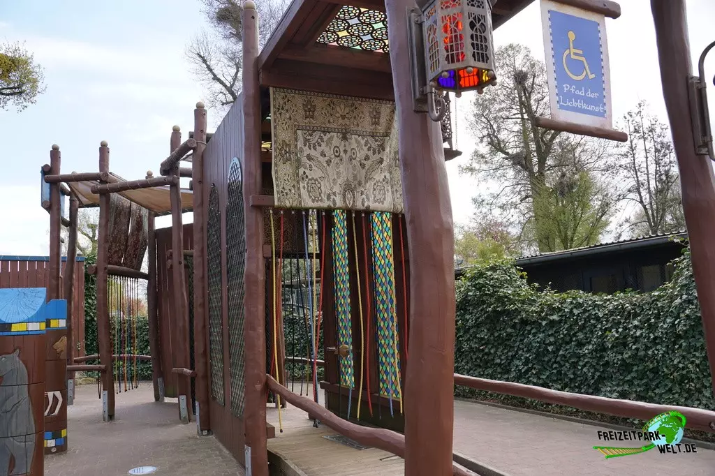 Löwenpalast im Jaderpark - 2022: Der Pfad der Lichtkunst ist eine tolle, barrierefreie Besonderheit.